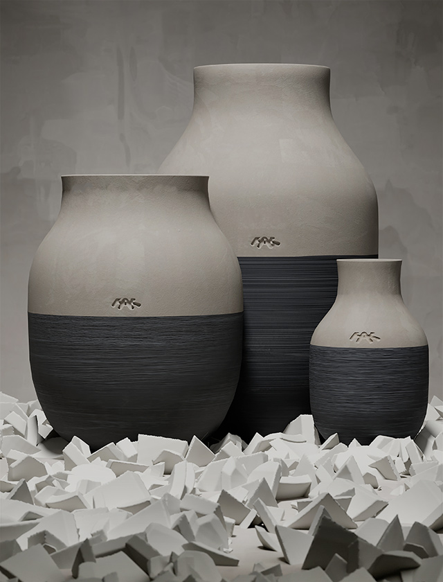 Auf dem Bild sind drei Keramikvasen in verschiedenen Größen von Kähler Designs Omaggio Circulare Serie zu sehen, die vor einem neutralen Hintergrund stehen. Die Vasen zeichnen sich durch ihre bauchigen Formen und ein horizontales, dunkel gefärbtes Streifenmuster im unteren Bereich aus. Sie ruhen auf einem Haufen von weißen Keramikscherben, was auf das Material – recycelte Keramik – und die Nachhaltigkeit des Designs hinweist. Die unterschiedlichen Höhen der Vasen erzeugen eine harmonische Komposition, während die Scherben einen interessanten Kontrast bilden, der die Textur und die umweltfreundliche Botschaft der Stücke unterstreicht.