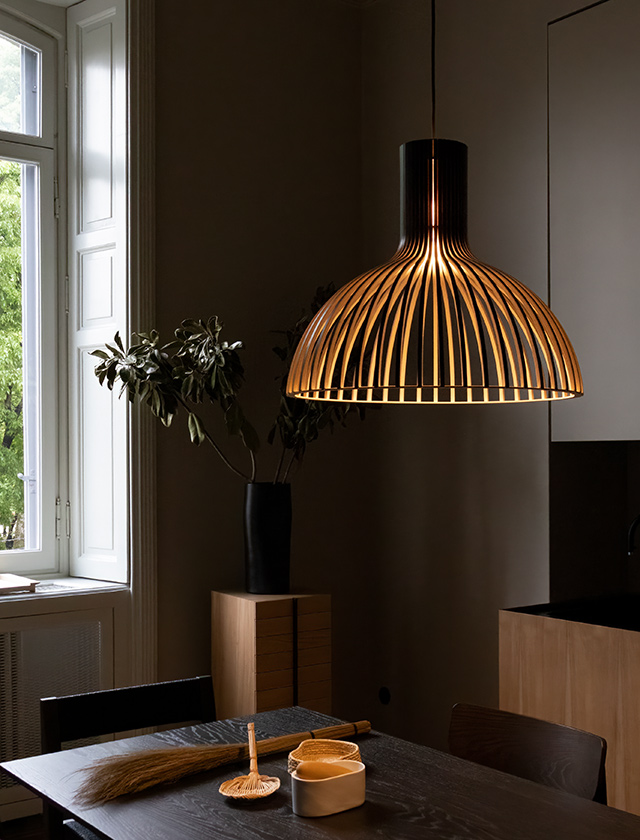 Victo Leuchte auch Birkenholz - Schwarz lackiert von Secto Design aus Finnland