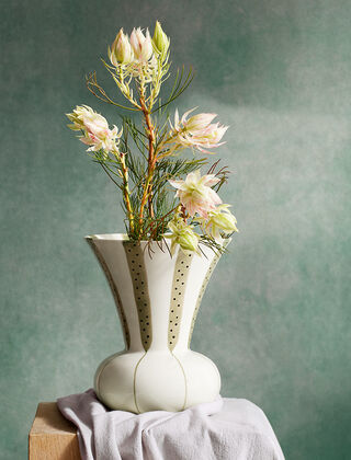 Große Signature Vase - gestreift mit Punkten, mit Loch-Einsatz zum arrangieren von einzelnen Zweigen, Blumen und Stängeln von Kähler Design aus Dänemark