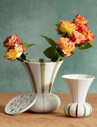 Signature Vasen in der großen und kleinen Größe mit Loch-Einsatz zum arrangieren von einzelnen Zweigen, Blumen und Stängeln von Kähler Design aus Dänemark