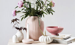 Sommerlich gestalteter Tisch mit Produkten von Kähler Design. Die Farbstimmung ist rosa - creme und perlmutt. Eine große Hammershøi-Vase fasst einen Strauß Pfingstrosen. Dazu passend gibt es den rosafarbenen Kerzenständer ebenfalls aus der Hammershøi-Serie. Zwei kleine Omaggio-Pearl Vasen fügen sich wunderbar hinzu. Als besonderes Highlight haben wir noch eine roséfarbene Unico-Schale hinzugefügt.
