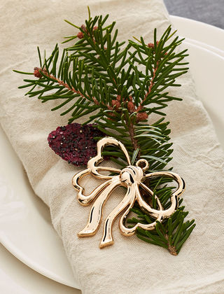 Weihnachtsschleife vergoldet von Karen Blixen - Tischschmuck mit Tannenzweig und Usva Servitte von Lapuan Kankurit
