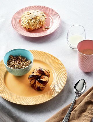 Rhombe Colour Frühstücksteller in Pink und Essteller in Yellow, Dessertschale in Turquoise und Becher in Pink von Lyngby Porcelæn