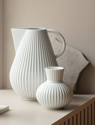 Lyngby Tura Vase - weiße Rillenvase und Kanne von Lyngby Porcelæn aus Dänemark