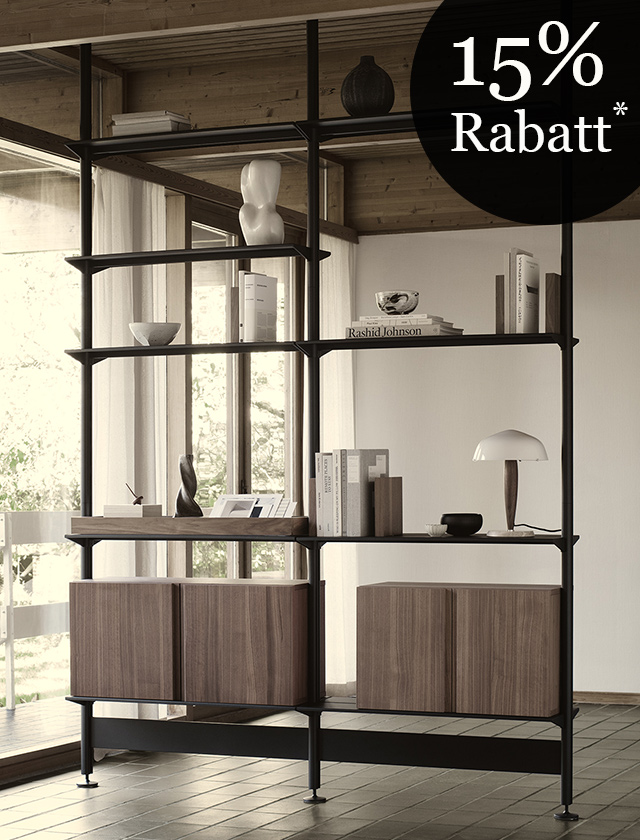 Freistehendes Pira G2 Regalsystem mit schwarzem Metallgestell, offenen Böden und Holzelementen in einem modernen Interieur – jetzt 15 % Rabatt.