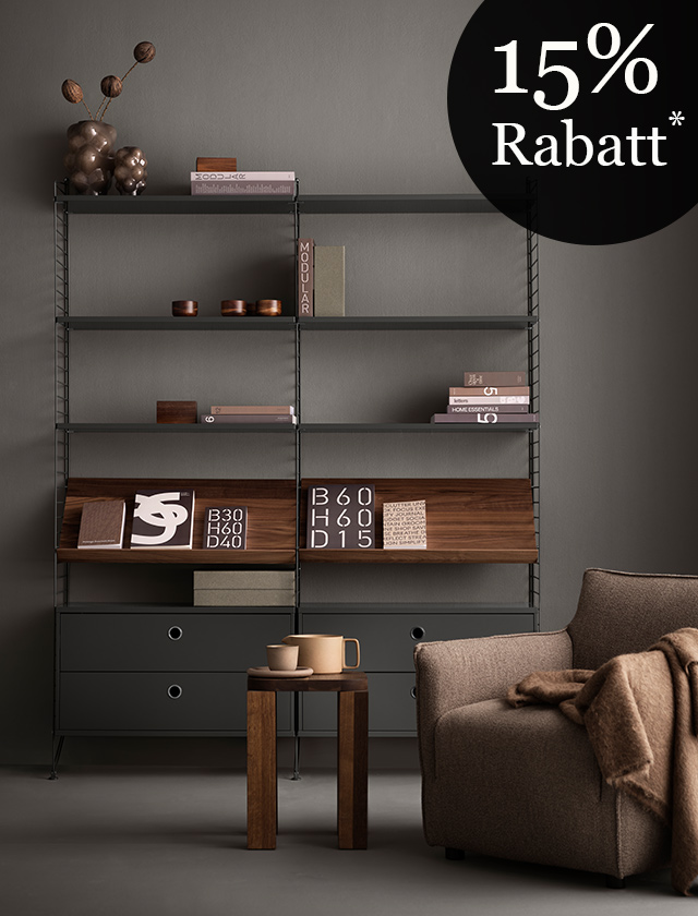String Furniture String System Regal in dunkler Ausführung mit Fachböden und Schrankelementen im modernen Wohnzimmer – Aktionsmotiv mit 15 % Rabatt.
