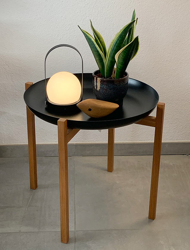Design House Stockholm - Tablo Beistelltisch - Gestell aus Teakholz, Tischplatte / Schale aus pulverbeschichtetem Metall, dient auch als Tablett