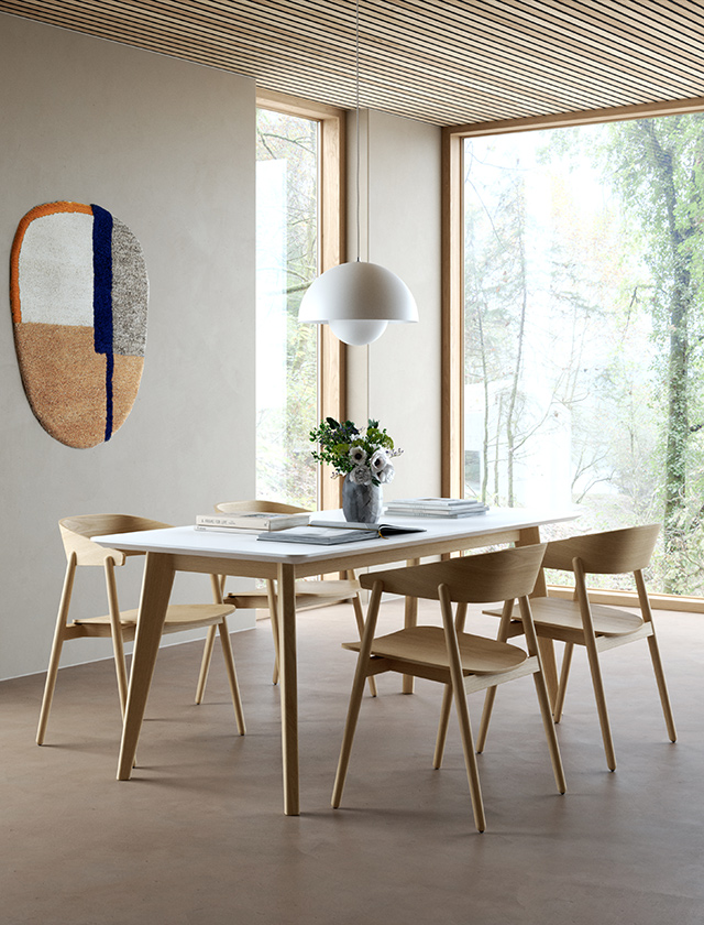 Die AD1 Tischreihe überzeugt mit ihrer Vielseitigkeit und ihrem eleganten Design, angeboten in einer Vielzahl von Formen und Größen, die perfekt in jede Umgebung und jedes Designkonzept passen.