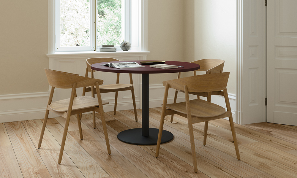 Die Delta Tische von Andersen Furniture zeichnen sich durch ihre Funktionalität und die Verwendung erstklassiger Materialien aus, ergänzt durch ein elegantes Untergestell, das jedem Tisch eine anspruchsvolle und modische Note verleiht.