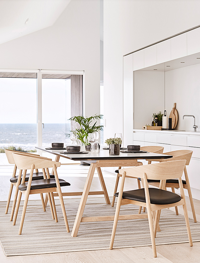 Durch die Verwendung hochwertiger Materialien und die Inspiration durch skandinavisches Design eignet sich der AD1 Tisch hervorragend für verschiedenste Räumlichkeiten, von Esszimmern über Büros bis hin zu Konferenzsälen und privaten Wohnbereichen.