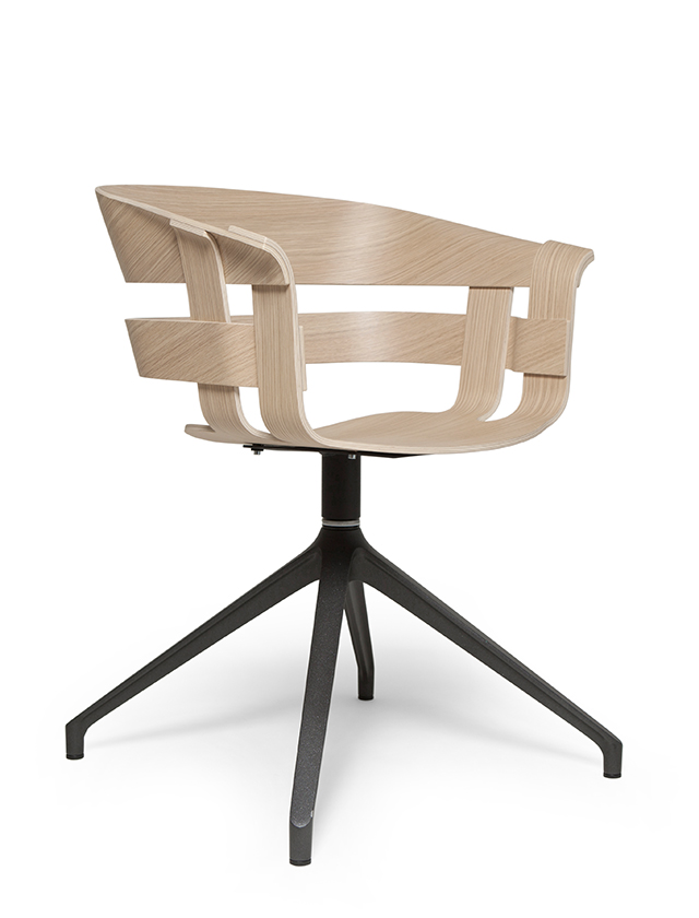 Wick Chair Swivel in Oak von Design House Stockholm - Drehstuhl aus Eichenholz mit pulverbeschichtetem Drehgestell in Schwarz