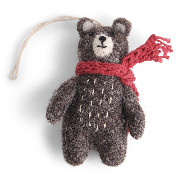 Grauer Bär mit rotem Schal von Gry & Sif - Anhänger aus Wollfilz