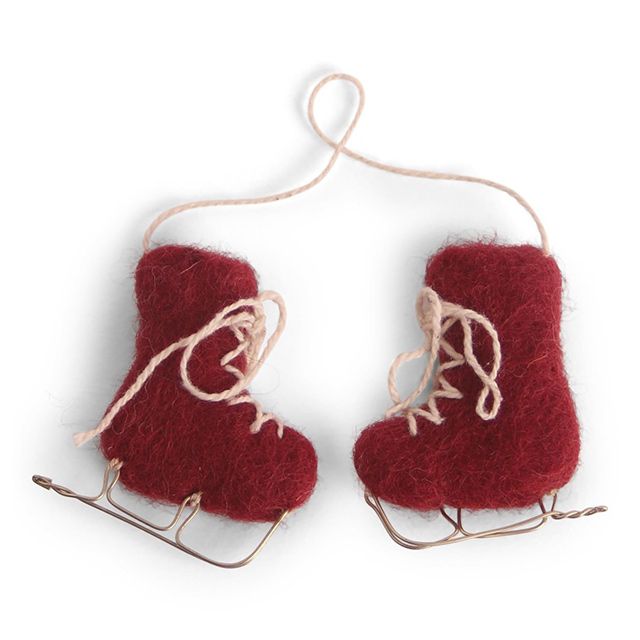 Paar Schlittschuhe aus Wollfilz in der Farbe Rot