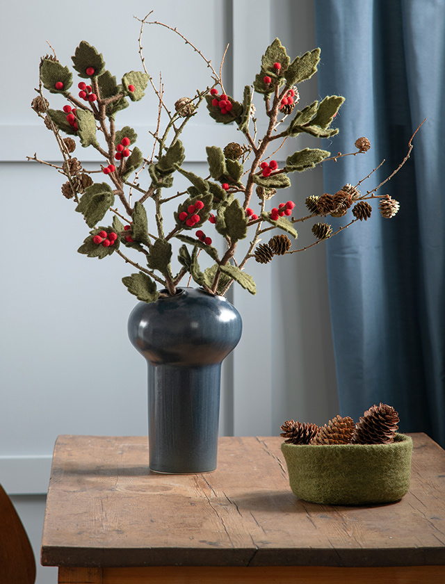 Stechpalmenzweig mit roten Beeren aus Wollfilz von Gry & Sif