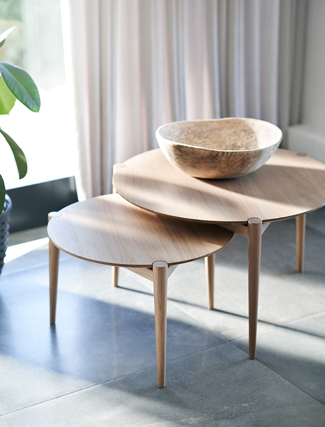 D102 Søs Coffee Table - Couchtische von FDB Møbler sind aus massivem Eichenholz gefertigt und in 3 Größen verfügbar. Der kleine Tisch kann dabei bequem unter den mittleren Tisch geschoben werden.
