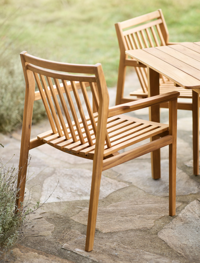 Der Sammen M1 Gartenstuhl bzw. "Dining Chair" genannt, ist eine Meisterleistung der Handwerkskunst. Aus naturgeöltem FSC-zertifiziertem Teakholz gefertigt, strahlt er Wärme und Eleganz aus. Mit seinem zeitlosen Design fügt er sich nahtlos in jede Gartenlandschaft ein und passt hervorragend zu den M2 und M3 Gartentischen von FDB Møbler.