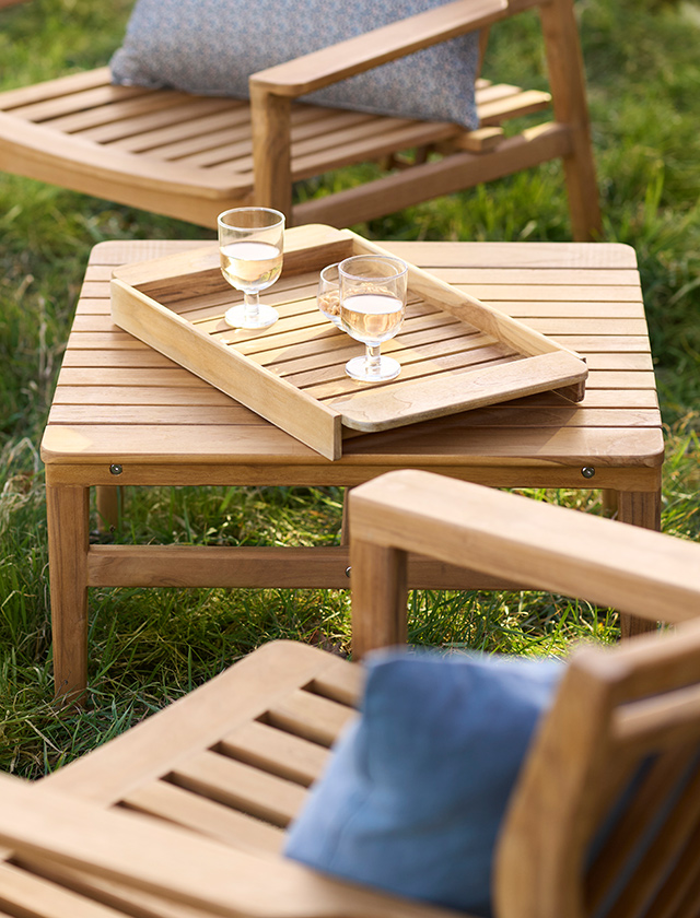 Der Sammen M19 Lounge Table aus der Sammen Outdoor-Serie von FDB Møbler ist ein herausragendes Stück von Designer Thomas Ålken. Mit klaren Linien und weichen Details verkörpert der Tisch angenehme Schlichtheit und elegante Akzente. Hergestellt aus FSC®-zertifiziertem Teakholz, besticht er durch natürliche Schönheit und Nachhaltigkeit. Der Tisch ist in zwei Höhen erhältlich und passt sich flexibel Ihren Bedürfnissen und dem Außenambiente an. Zeitlose Eleganz und hochwertige Materialien machen ihn zur perfekten Ergänzung für Ihre Outdoor-Einrichtung und laden zum Verweilen und Genießen im Freien ein.