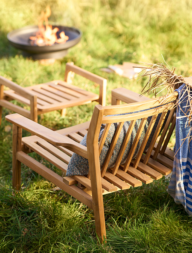 Der M6 Lounge-Sessel von FDB Møbler ist ideal für entspannte Stunden im Freien. Er bietet den Komfort eines Indoor-Stuhls und besticht durch sein klassisches und schlichtes Design. Ein passender Fußhocker sorgt für zusätzlichen Komfort, und ein Beistelltisch bietet praktischen Nutzen. Alle Teile ergänzen sich perfekt, um das Outdoor-Erlebnis zu verbessern.