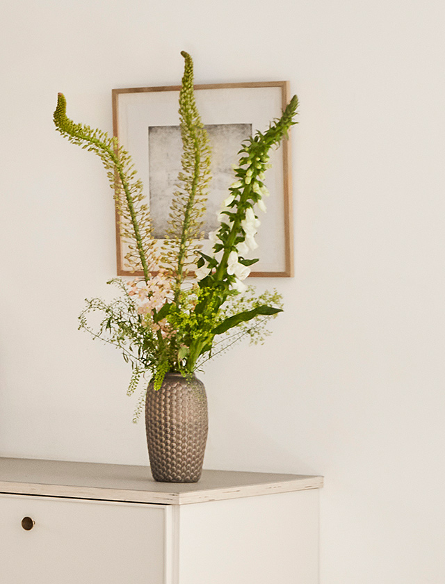 Die S8 Lupin Vase, ein herausragendes Produkt von FDB Møbler, besticht durch ihr schlankes Design und ihre beachtliche Höhe von 22 cm. Diese Vase wurde speziell entwickelt, um langstielige Blumen und Gräser stilvoll zu präsentieren.