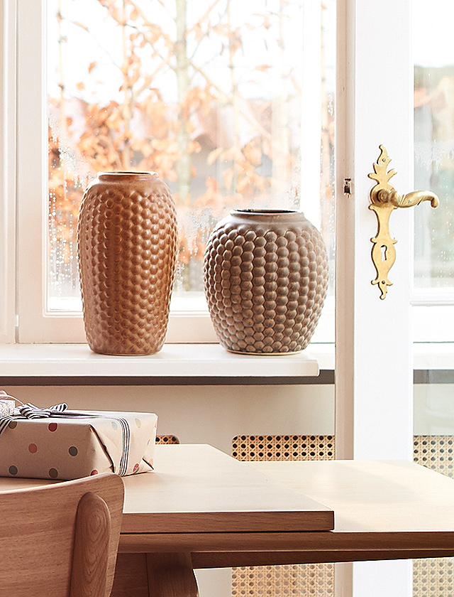 S7 und S8 Lupin Vasen in rund und schmal mit einer Höhe von 22cm und 28cm den Farben Warm Grey und Golden Brown von FDB Møbler