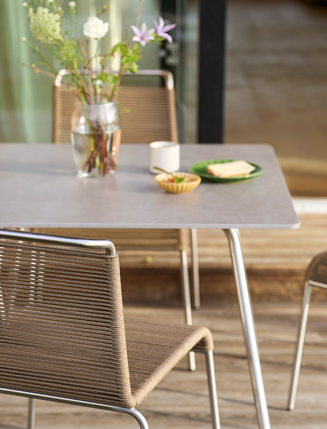 Der Teglgård Gartentisch erweitert die FDB Møbler Kollektion und vereint skandinavisches Design und Wetterbeständigkeit. Gefertigt aus Edelstahl, bietet er sowohl Leichtigkeit als auch Stabilität.