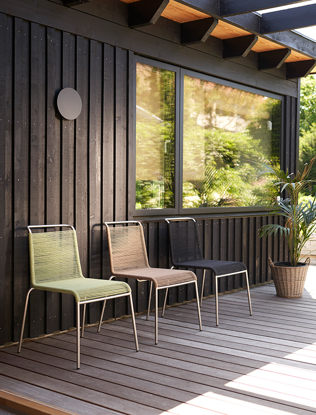 Die Ästhetik trifft auf das Praktische im Teglgaard-Stuhl, für Dänemarks launisches Wetter konzipiert. Mit seiner robusten Edelstahllegierung und Polyesterkordel ist er widerstandsfähig, stapelbar und trocknet schnell nach Regenschauern. Ein kurzes Schütteln genügt, um ihn wieder einsatzbereit zu machen, ohne Kompromisse beim Sitzkomfort. Der moderne Stil des Teglgaard-Stuhls fügt sich in jeden dänischen Sommer, ob Garten, Innenhof oder Straße.