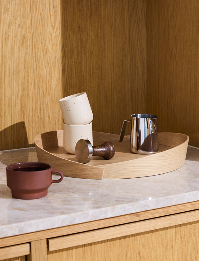 Sanftes Tageslicht fällt durch die Vorhänge, während natürliche Blüten in sanften Gelb-, Blau- und Cremetönen sich leicht neigen – eine Komposition, die Ruhe und Wärme ausstrahlt. Begleitet von schlichten Holzmöbeln und liebevoll arrangierten Büchern entsteht eine Kulisse, die skandinavische Gemütlichkeit auf einzigartige Weise verkörpert.