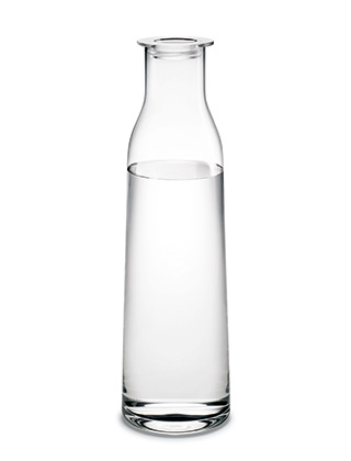 Minima Glaskaraffe mit einem Volumen von 140 cl (größte Ausführung). Die Flasche ist mit Wasser gefüllt und mit dem dazugehörigen Kunststoffdeckel verschlossen.