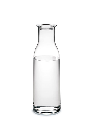Minima Wasserkaraffe mit einem Volumen von 90 cl. Die Flasche ist mit Wasser gefüllt und mit dem dazugehörigen Kunststoffdeckel verschlossen.