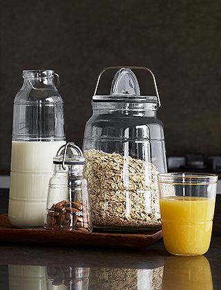 Scala Flasche für Milch, Wasser und Suppe sowie Scala Trinkgläser mit Orangensaft und Aufbewahrungsgläser mit Müsli & Mandeln von Holmgeaard