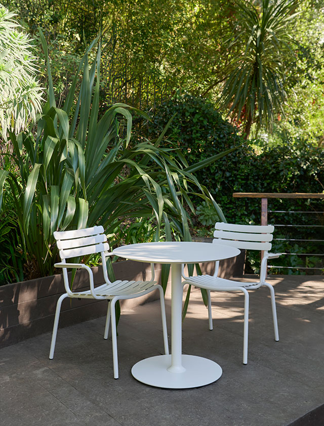 Alua Gartenstühle mit Armlehnen in Muted White und Pico Gartenstisch Ø74 cm in Muted White von HOUE aus Dänemark