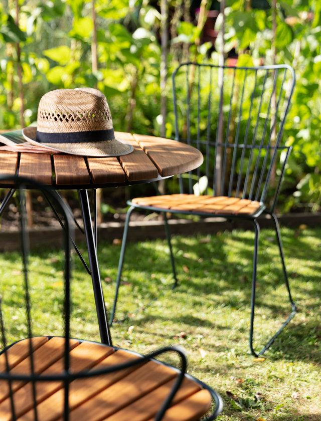 Circum Gartentisch von HOUE mit einer Tischplatte aus Bambuslamellen für kleinere Balkone und Terrassen