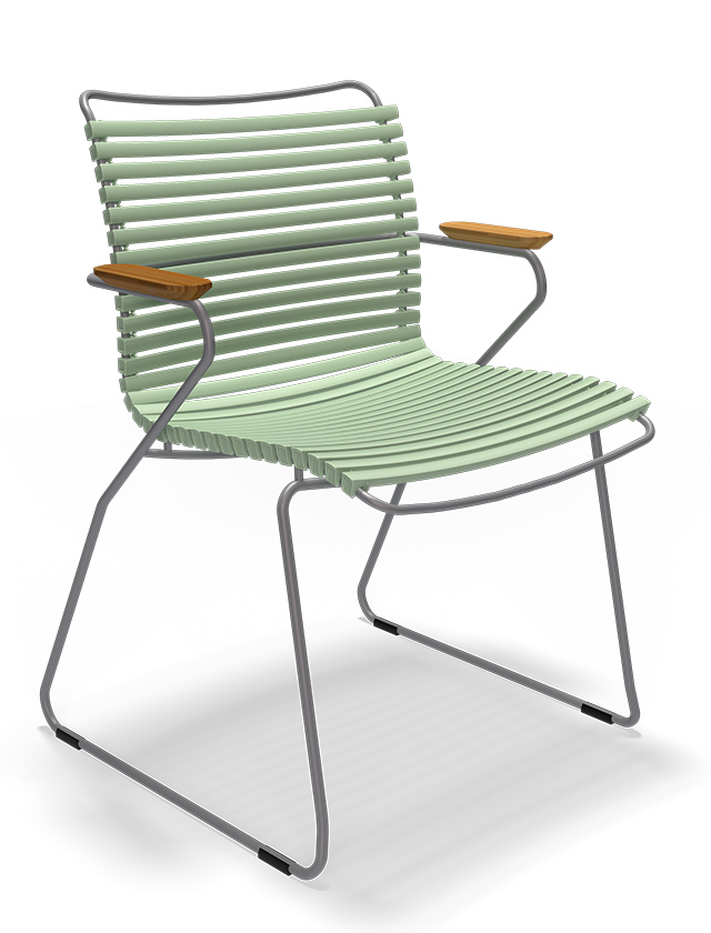 Click Dining Chair in Dusty Green - Farbnummer 76 - Design Gartenstuhl von HOUE aus Dänemark - Lamellen aus Kunststoff und pulverbeschichtetes Stahl