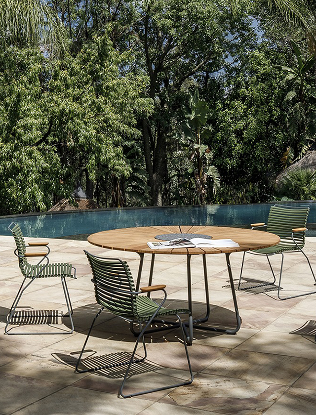 HOUE Gartenmöbel aus Dänemark mit Click Gartenstuhl Olive und Circle Gartentisch - Die Click Gartenstühle sind in unterschiedlichen Farben verfügba - den Circle Gartentisch gibt es in zwei Größen