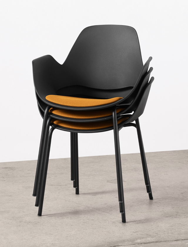Falk Stuhl mit schwarzem Metallgestell von HOUE - Sitzschale besteht aus recyceltem Plastikmüll - der Stuhl ist stapelbar