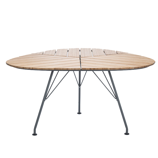 Leaf Gartentisch von HOUE für die Terrasse oder Garten. Die Tischplatte besteht aus Bambus und das Tischgestell aus pulverisiertem Metall.