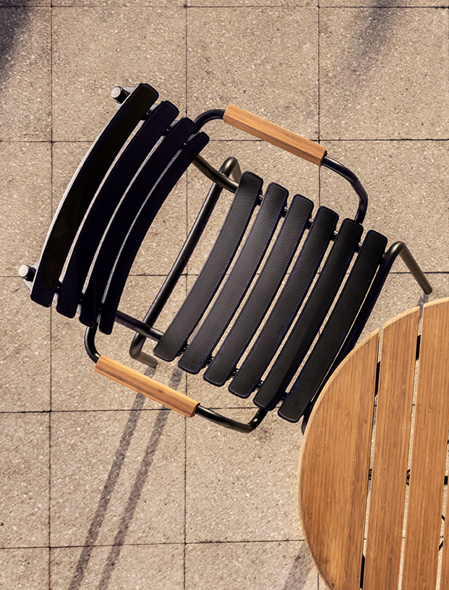 ReClips Dining Chair mit Armlehnen aus Bambus von HOUE aus Dänemark - Die Kunststofflamellen der ReClips Gartenstühle bestehen aus 97% recyceltem Plastik - Der Circum Gartentisch ist mit Bambuslamellen oder aus Aluminium erhältlich