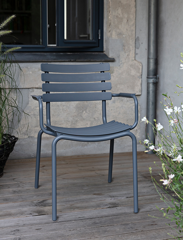 ReCLIPS Gartenstuhl in Grau aus recyeltem Plastik von HOUE aus Dänemark - Die Armlehnstühle sind in den Mono-Farben Black, Grey, Olive Green & Sky Blue erhältlich. Dabei hat der Aluminiumrahmen jeweils die selbe Farbe wie die Lamellen.