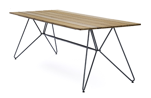 Sketch Gartentisch 220 von HOUE mit einem Tischgestell aus pulverbeschichtetem Stahl und einer Tischplatte aus Bambus