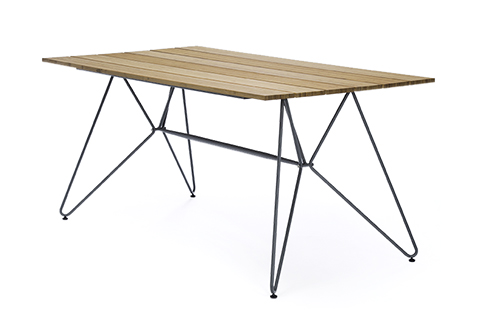 Sketch Gartentisch 160 von HOUE mit einem Tischgestell aus pulverbeschichtetem Stahl und einer Tischplatte aus Bambus