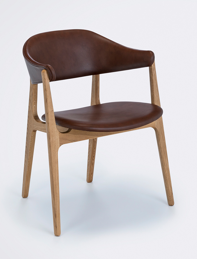 Spän Chair von HOUE - Esszimmerstuhl - Armlehnstuhl - braunes Leder - Rahmen aus Eichenholz