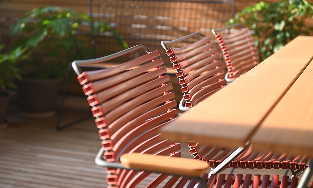 HOUE Gartenmöbel auf dem Balkon im elbdal Laden in Radebeul. Das Foto zeigt Click-Gartenstühle und einen Sketch-Gartentisch von HOUE. Im Hintergrund ist eine Gartenbank aus der Paon-Serie zu sehen. Außerdem Pflanzgefäße von Bergs Potter.