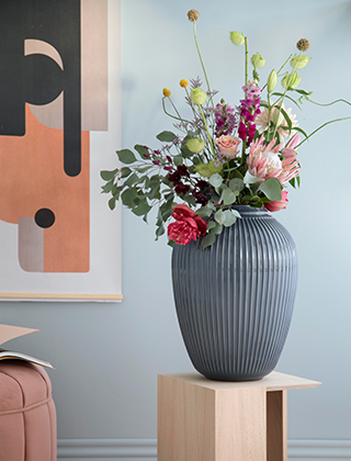 Hammershøi Bodenvase in Anthrazit von Kähler Design für opulente Blumenbuketts