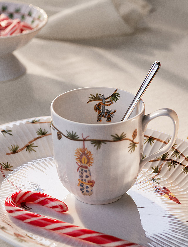 Diese Christbaumkugel ist nicht nur ein festlicher Schmuck für den Weihnachtsbaum, sondern auch ein Sammlerstück, das jedes Jahr neu aufgelegt wird und durch die einzigartigen Jahresmotive besonderen Wert erhält. Die Kombination aus traditionellem Handwerk und modernem Design macht sie zu einem geschätzten Element der Weihnachtsdekoration.