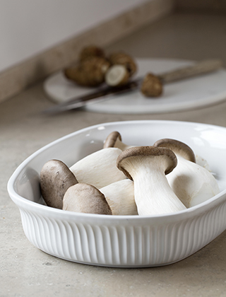 Ovale Hammershøi Ofenform von Kähler Design gefüllt mit Pilzen
