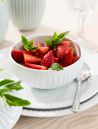 Hammershøi Bonboniere von Kähler Design gefüllt mit einem sommerlichen Erdbeer-Minz-Dessert.