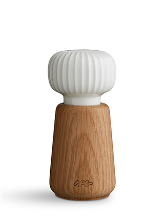 Hammershøi Gewürzmühle in Weiß von Kähler Design zum Mahlen von Salz, Pfeffer und Gewürzen. Der Mühlenkopf ist aus Porzellan gefertigt, der Korpus aus Eichenholz.