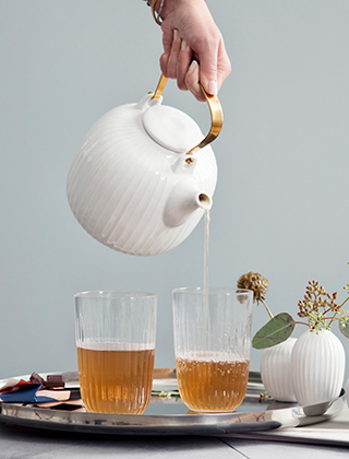 Hammershøi Trinkgläser von Kähler Design sind ebenfalls für Heißgetänke geeignet und ist die perfekte Ergänzung zur Hammershøi-Teekanne.