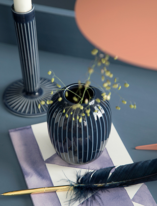 Die Hammershøi Vase in Mini von Kähler Design in der Farbe Indigoblau passt zusammen mit den wundervollen Hammershøi Kerzenleuchtern auf Ihren Schreibtisch und bilden mit weiteren Accessoires ein harmonisches Bild.