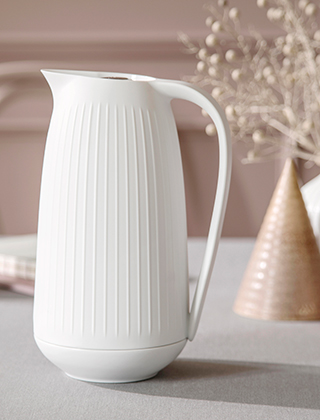 Die Hammershøi Thermoskanne von Kähler Design ist in den Farben Indigoblau, Anthrazit und Weiß verfügbar. Die Kanne hat ein Fassungsvermögen von 1,0 Liter und hält Ihre Getränke wie Kaffe oder Tee für lange Zeit schön heiß.